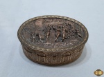 Caixa oval em latão trabalhado com relevos. Medindo 10cm x 7cm x 4,5cm de altura.