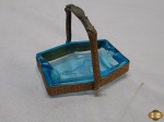 Cinzeiro em cristal com suporte e alça em prata 90 com relevos, com ave em baixo relevo no fundo. Medindo 9cm x 8,5cm x 8cm de altura com alça. Com leve bicado na borda.