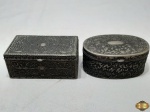 Lote de 2 caixas porta joia em prata 90 com relevos e interior em veludo. Medindo a retangular 9cm x 5,5cm x 4cm de altura.