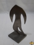 Escultura de silhueta em estanho polido., assinada na base. Medindo 18,5cm de altura.