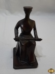 Escultura da justiça em resina. Medindo 15cm de altura.