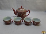 Jogo de bule com 4 xícaras de chá em porcelana oriental família rosa com relevos. Medindo o bule 16cm de altura.