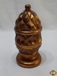 Pinha decorativa em madeira com patina ouro. Medindo 22cm de altura.