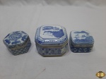 Lote de 3 caixas em porcelana azul e branca, medindo a maior 9cm x 9cm x 6cm de altura.