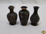 3 miniaturas de vaso em bronze esmaltado clossone. Medindo 8cm de altura.