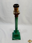 Pé de abajur em resina na forma de coluna grega. Medindo 43,5cm de altura. Necessita trocar a fiação.