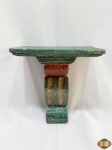 Peanha de parede em madeira patinada. Medindo 20cm x 13,5cm x 22,5cm de altura.