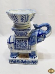 Enfeite na forma de elefante em porcelana azul e branca. Medindo 26cm de altura.