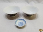 Lote composto de 3 bowls em porcelana azul e branca. Medindo os maiores 12cm de diâmetro x 5,5cm de altura.