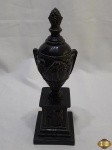 Enfeite de vaso medici em resina com anjos em relevo. Medindo 28,5cm de altura.