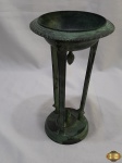 Base, pedestal em metal com patina verde. Medindo 25cm de altura.