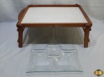 Lote de bandeja retangular em madeira com pé e petisqueira com 5 divisões em vidro moldado. Medindo a bandeja 50cm x 35cm. A bandeja está sem uma das alças.
