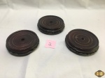 Lote de 3 peanhas em madeira entalhada. Medindo a maior 11cm de diâmetro interno.