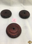 Lote de 3 peanhas em madeira entalhada. Medindo 8,5cm de diâmetro interno.