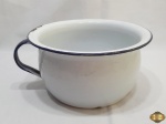 Pinico em ágata branca com friso azul. Medindo 24cm de diâmetro x 12,5cm de altura. Com falhas no esmalte.