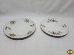 Lote de 2 pratos de bolo em porcelana canelada floral com friso ouro. Medindo 26cm de diâmetro.