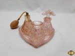 Jogo de 3 perfumeiros com suporte na forma de coração em vidro rosa moldado. Medindo o perfumeiro sem tampa 6,5cm de altura. Um dos perfumeiros está sem tampa.