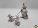 Enfeite de família de poodle em porcelana. Medindo 14cm de altura.
