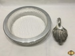 Lote composto de travessa redonda funda em acrílico com borda em aço e saboneteira em em prata 90 Eberle. Medindo a travessa 29cm de diâmetro x 7cm de altura.