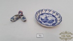 Lote de 2 Peças em Porcelana holandesa Delft  sendo 1 sapatinho e 1 Prato .Medidas: sapatos 5cm de comprimento ,Prato13cm de diametro prato apresenta pequena rachadura
