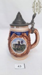 Caneca Tankard em Porcelana Alemã com Tampa em Pelter. Medidas: 14cm de altura.