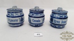 3 Porta Condimentos em Porcelana Monte Sião Azul e branca. Sendo 1 Erva doce, 1 Pimenta  e 1 Canela. Medidas: 7cm de altura. 3 porta dempeiros. marcado base. M.Siao-MG