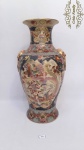 Antigo Vaso Satsuma em Porcelana Chinesa Ricamente Esmaltados com Ouro e Flores. Medidas: 47cm de altura apresenta.pequeno avaria imperseptivel na borda.