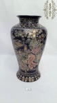 Antigo Vaso em Porcelana Chinesa Ricamente Esmaltados com Ouro e Flores. Medidas: 36cm de altura.