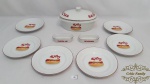 Jogo 9 Peças  para HotDog  em Porcelana , sendo 1 Travessa Funda com Tampa, 6 pratos e 2 Porta Molhos .Medidas: prato 19cm de diametro , porta molhos 12cm de comprimento , travessa 29cm de comprimento, 9 peças