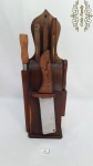 Jogo de 5 Facas e 1 amolador com Suporte Cepo Em Madeira. Medidas: faca menor 20cm de comprmento , maior 39 cm de comprimento , porta faca 46cm de altura.