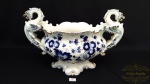 Antigo Centro de Mesa Com Alças em Formas de Dragão Porcelana Zappi Flores Azuis. Medidas: comprimento 44cm e altura 19cm