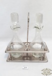 Par de Galheteiro em Vidro  com Base em Metal. Medida: Galhetas 16 altura x 5 diametro , Base 21 comprimento x 11 largura x 5,5 altura
