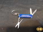 Canivete 5 funções com chaveiro. Composto de: lamina, lixa, tesoura, pinça e palito de dente. Medindo: 6cm de coprimento