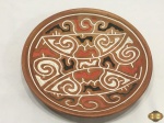 Prato decorativo medalhão Marajoara em cerâmica pintada. Medindo 31cm de diâmetro.