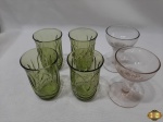 Lote composto de 4 copos de suco e 2 taças abertas em vidro colorido. Medindo os copos 9,5cm de altura.