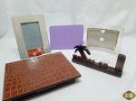 Lote composto de 4 porta retratos, modelos e tamanhos diversos e um suporte para braço de sofá. Medindo o suporte 25,5cm x 20,5cm.