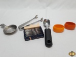 Lote diverso, composto de 2 argolas de guardanapo, coador de chá, pinça pegador de gelo, garfos de petisco e concha de sorvete.