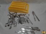 Lote composto de organizador de talher com vários talheres diversos.