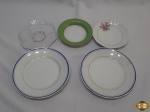 Lote composto de 2 pratos de sobremesa, 1 pires, 1 petisqueira redonda em porcelana e 1 pratinho na forma de flor em vidro.