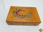 Caixa retangular em madeira com pintura floral. Medindo 24cm x 16cm x 6,5cm de altura.