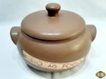 Panela caçarola redonda de barro. Medindo 22cm de diâmetro de bojo x 12,5cm de altura.