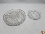 Lote de 2 petisqueiras em vidro moldado. Medindo a maior com 3 divisões 22cm de diâmetro x 3,5cm de altura,