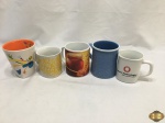 Lote de 5 canecas em porcelana para colecionador. Medindo a maior 10,5cm de altura.