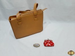 Lote de Acessórios Feminino. Composto por 1  bolsa de couro, 1 bolsinha para moedas e 1 porta comprimidos.