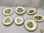 Jogo de jantar 24 peças em porcelana Nadir, modelo Keramik. Composto de 9 pratos rasos, 4 pratos fundos, 6 pratos de sobremesa, 1 travessa redonda funda, 2 travessas ovais rasa, 1 travessa oval funda. Algumas peças com leve fio de cabelo na borda, uma das travessas está com um bicado no verso da borda.
