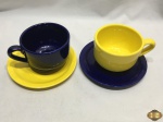 Jogo de 2 canecas de consume em porcelana colorida, medindo as canecas 12,5cm de diâmetro x 9cm de altura.