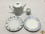 Lote composto de 2 pratos de sobremesa, bule e porta ovos em porcelana.