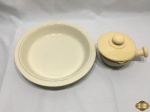 Lote composto de travessa redonda funda e pequena panela em cerâmica vitrificada. Medindo a travessa 30cm de diâmetro x 5,5cm de altura.