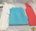 Lote de roupas femininas composto por uma calça capri azul tamanho 48 , uma blusa de alça com estresses na cola na cor rosa tamanho EG e uma blusa de manga comprida na cor branca com capuz. Todas as peças em perfeito estado.