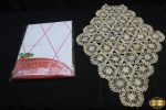 Lote composto por um caminho de mesa todo em renda 79 cm de comprimento e uma tolha de mesa natalina  térmica nova na embalagem. Todos em perfeito estado.